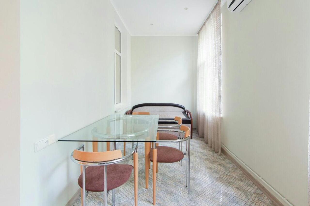 Best Apartments On Deribasovskoy Odessa Bilik gambar